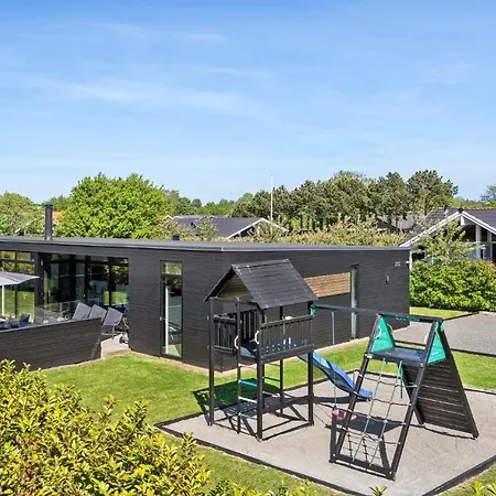 Four-bedroom With A Fireplace In Juelsminde Дом отдыха