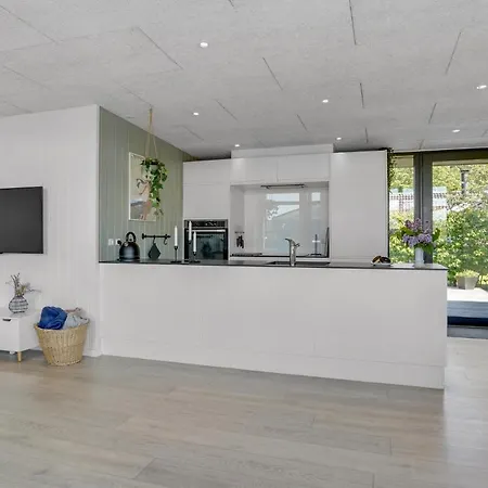 Four-bedroom With A Fireplace In Juelsminde Дом отдыха