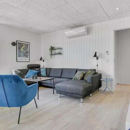 Four-bedroom With A Fireplace In Juelsminde Дом отдыха