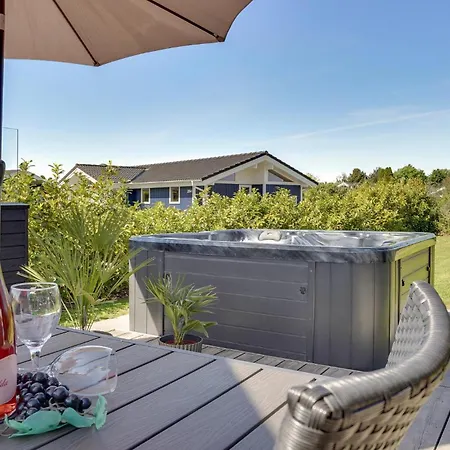 Дом отдыха Four-bedroom With A Fireplace In Juelsminde *