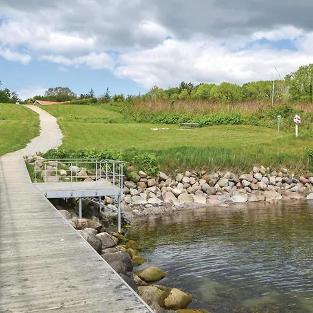 Дом отдыха Four-bedroom With A Fireplace In Juelsminde