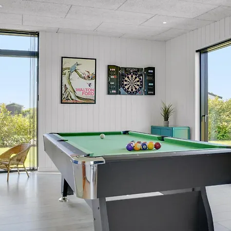 Дом отдыха Four-bedroom With A Fireplace In Juelsminde